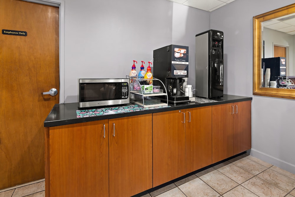 Red Roof Inn & Suites Monroe NC - photo 23