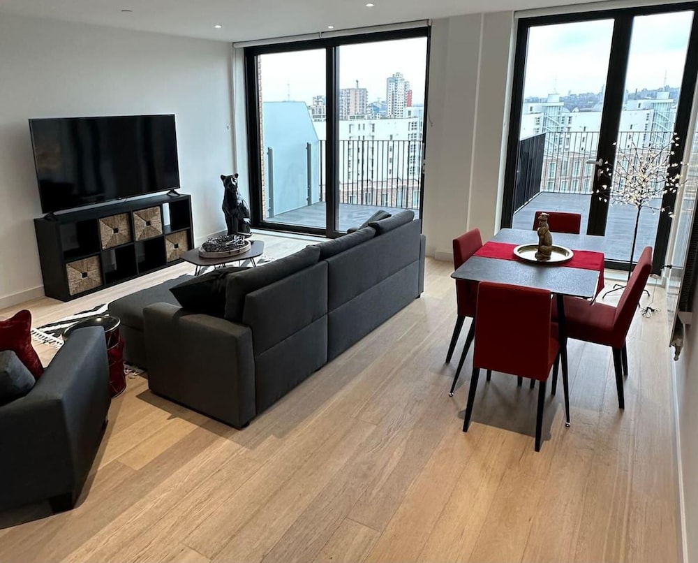 Immaculate Apartment in London Royal Docks — 4-Star Luxury Hotel in London, United Kingdom