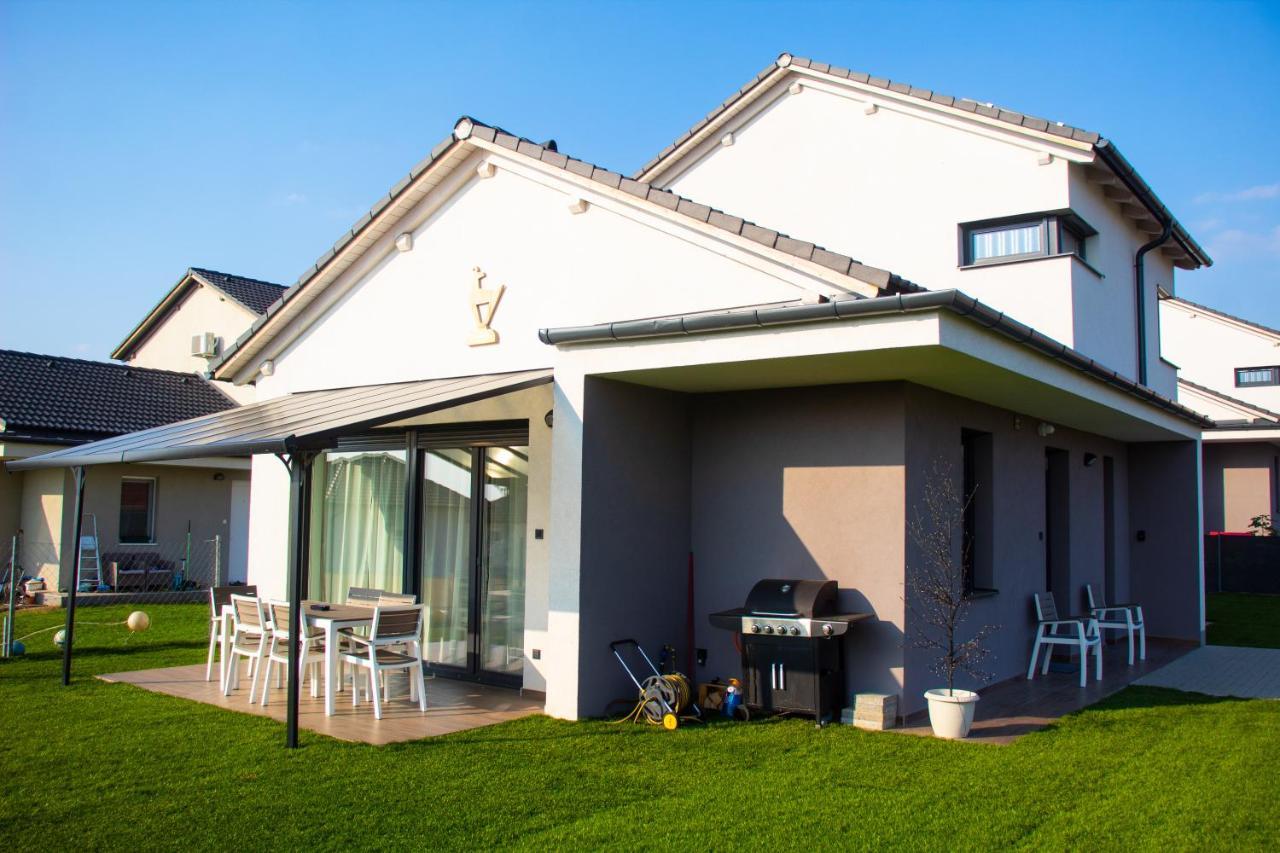 Abg House Ecser — 4-Star Luxury Hotel in Ecser, Hungary