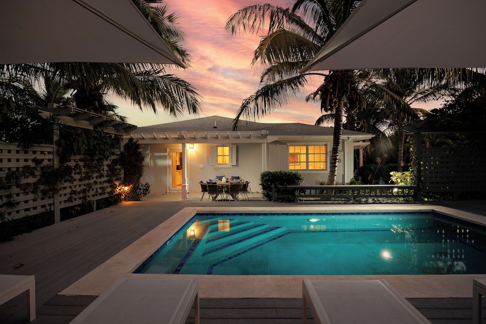 Tropical Getaway: Compound Near Saunders Beach in Governor's Harbour, Bahamas