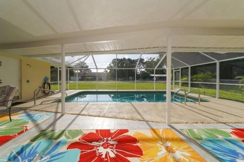 Huge Pool Close To Beaches Restaurants Shops — Nokomis