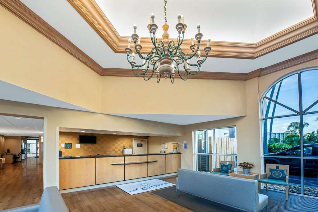 La Quinta Inn & Suites by Wyndham West Palm Beach Airport - photo 6