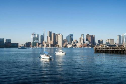 Modern Coastal City Stay Waterfront and Airport — 4-Star Luxury Hotel in Boston, United States
