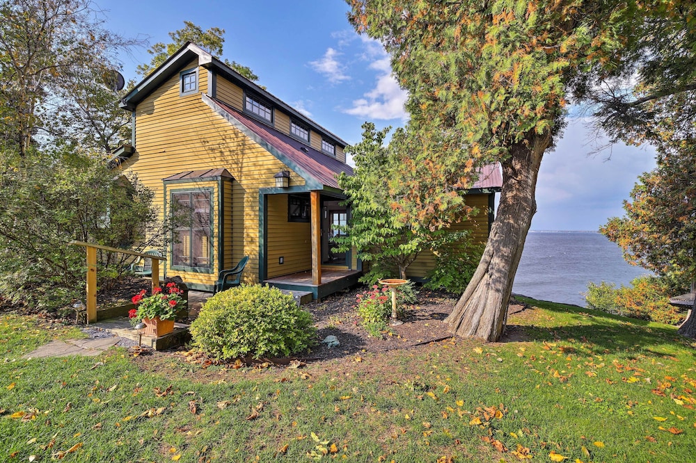 Lake Champlain Cottage with Private Deck and Fire Pit — 4-Star Luxury Hotel in North Hero, United States