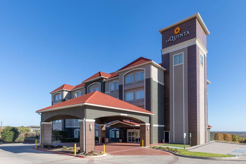 La Quinta Inn & Suites by Wyndham Fort Worth Lake Worth - photo 2