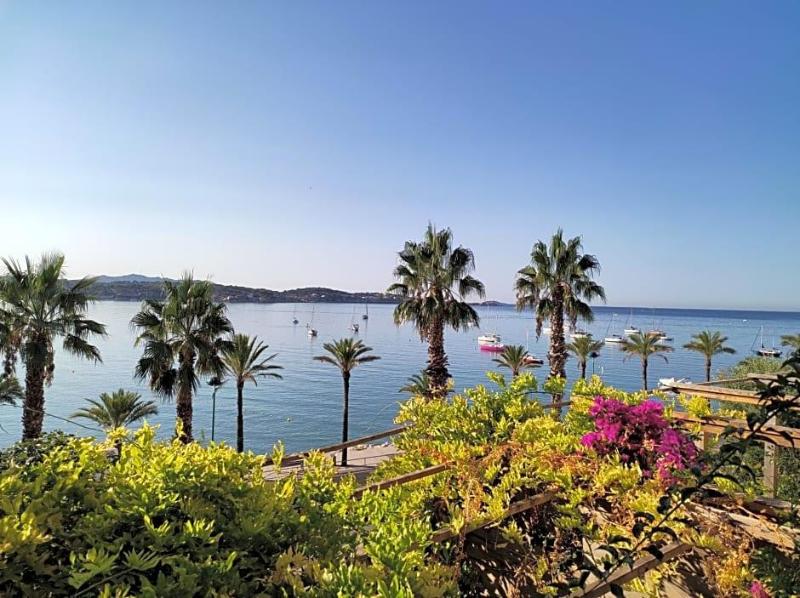 Les Galets Hv Tel Et B B in Bandol, France