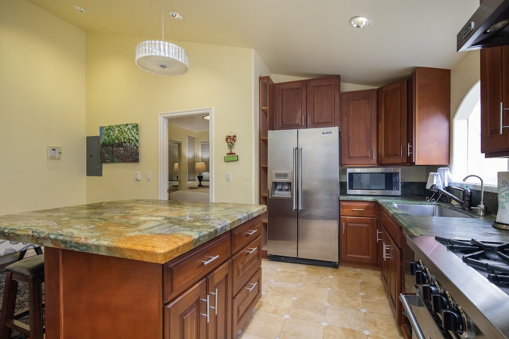 Vendange Carmel Inn & Suites - photo 14