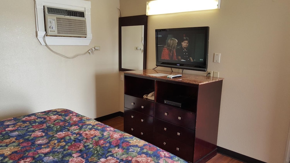 Luxury Inn & RV Park - photo 9