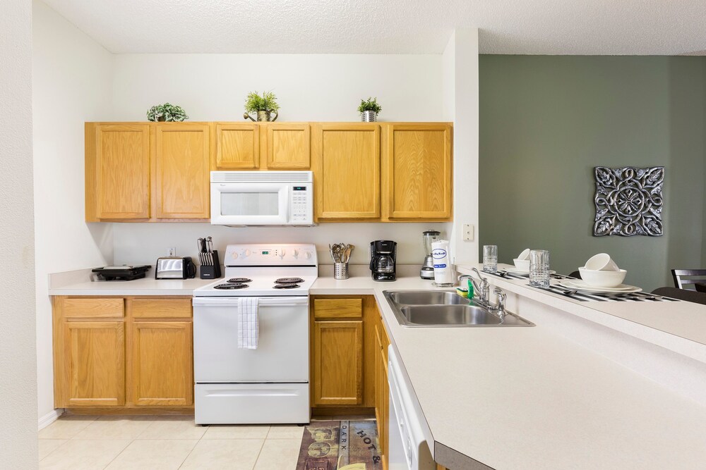 Family Getaway Townhome at Lake Berkley 15min to Disney - photo 7