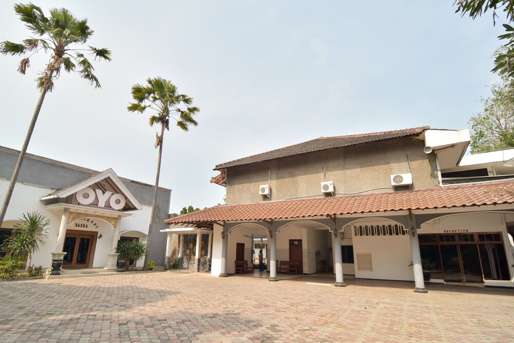 Oyo 1232 Hotel Basra in Tuban, Indonesia