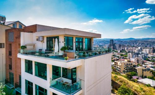 Entire House Cityscape Retreat: The View