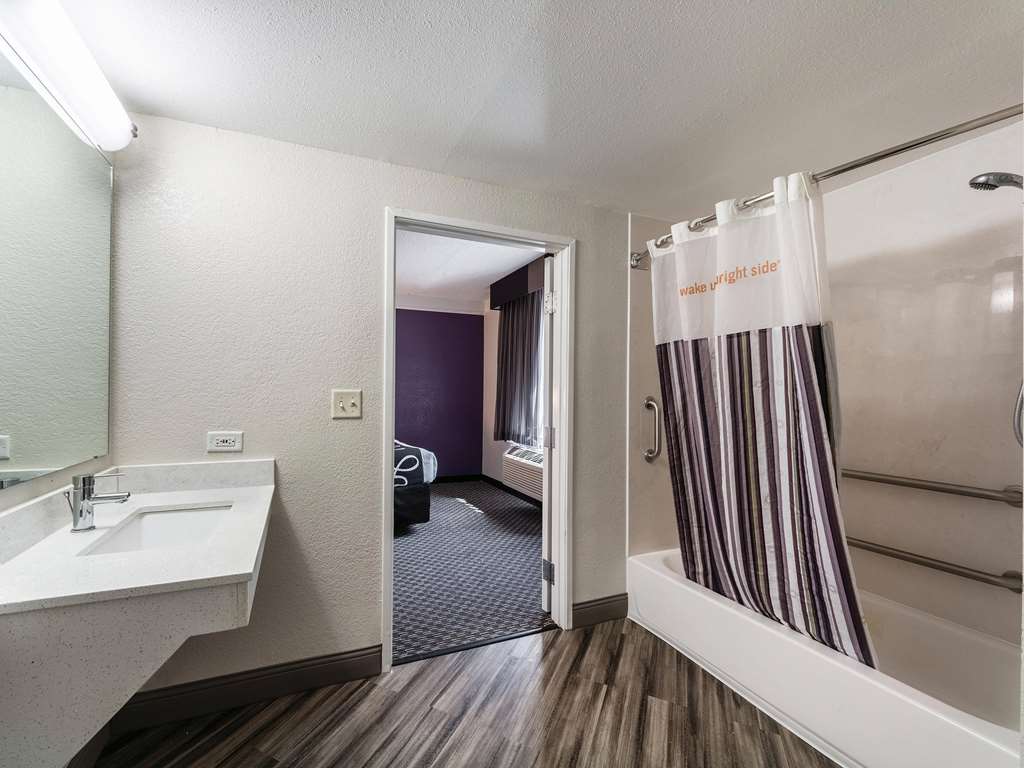 La Quinta Inn & Suites by Wyndham San Antonio Downtown - photo 13