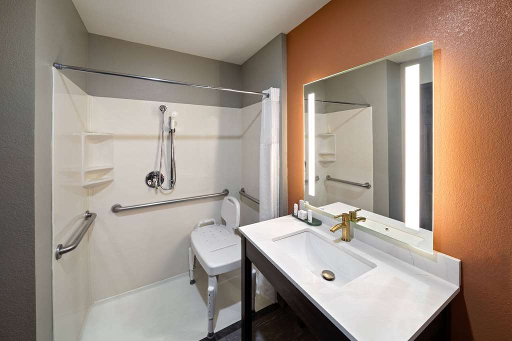 La Quinta Inn & Suites by Wyndham Olathe - photo 16