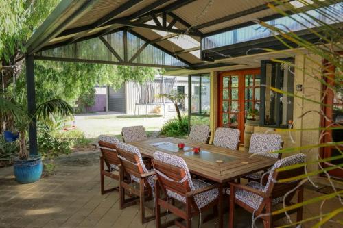 Relax to the Max Pet Friendly Beach Retreat — hotel in Geographe