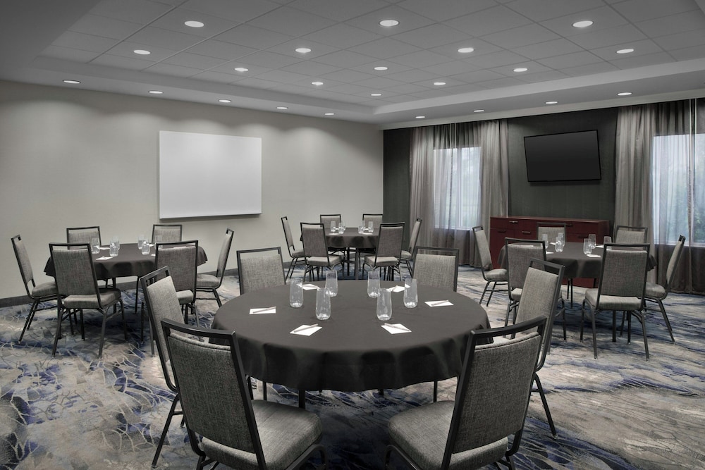 Fairfield Inn & Suites by Marriott Rogers - photo 33