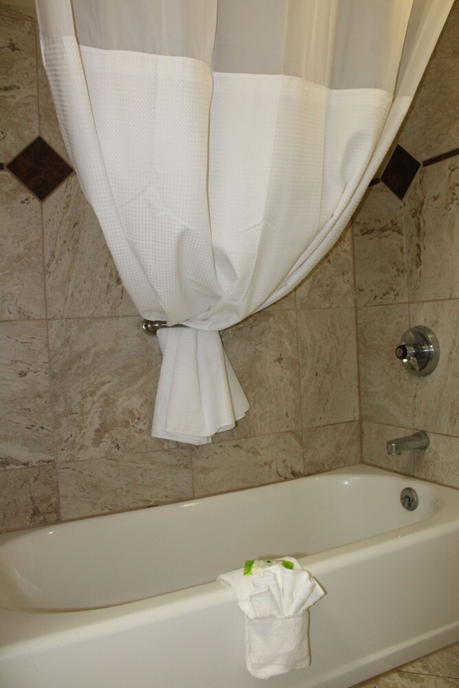 Inlet Tower Hotel & Suites - photo 38