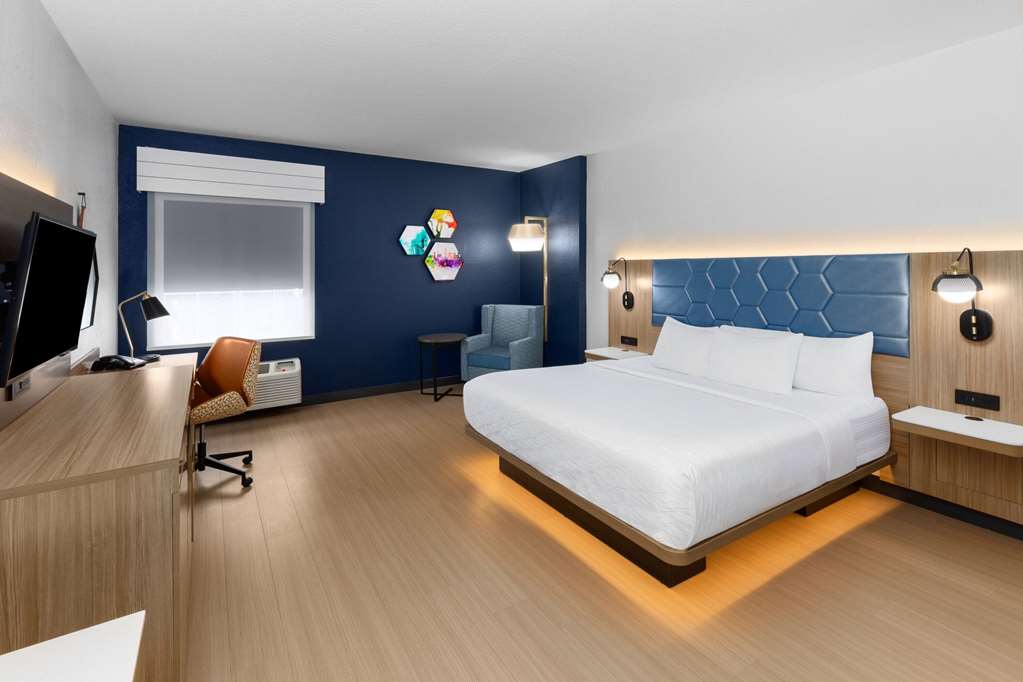 La Quinta Inn & Suites by Wyndham San Antonio Northwest - photo 37