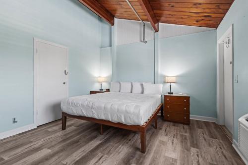 Oceanfront Inn Standard King Bed Inlet View #15 in Fort Pierce, United States