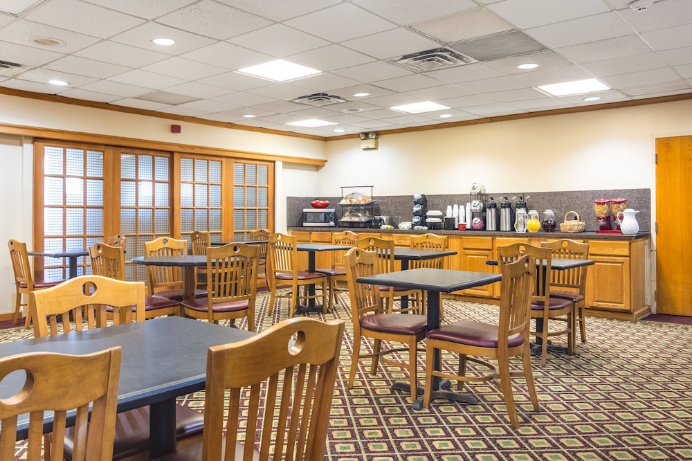 Red Roof Inn Ashtabula Austinburg - photo 23