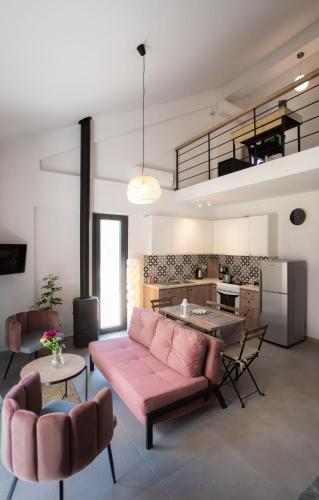 Isida cozy sea walk lodge with private garden — 4-Star Luxury Hotel in Nea Makri, Greece