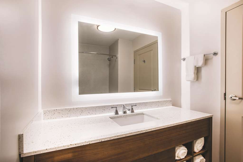 La Quinta Inn & Suites by Wyndham Chambersburg - photo 16