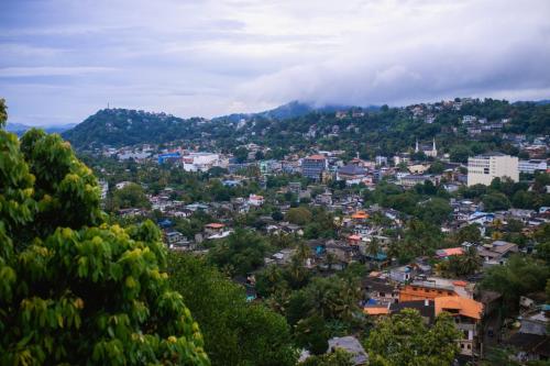 Hanthana Heights - carbon neutral hotel in Kandy