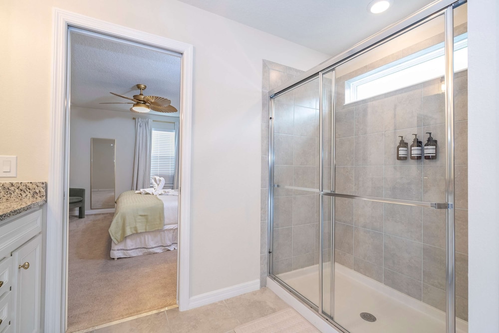 Amazing 5 Suite Home With Resort style Amenities - photo 66