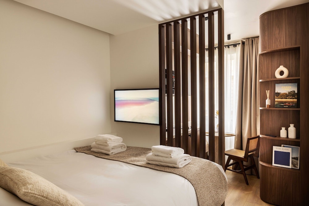 Magnificent Studio With A C 1P Champs elysees — 4-Star Luxury Hotel in Paris, France