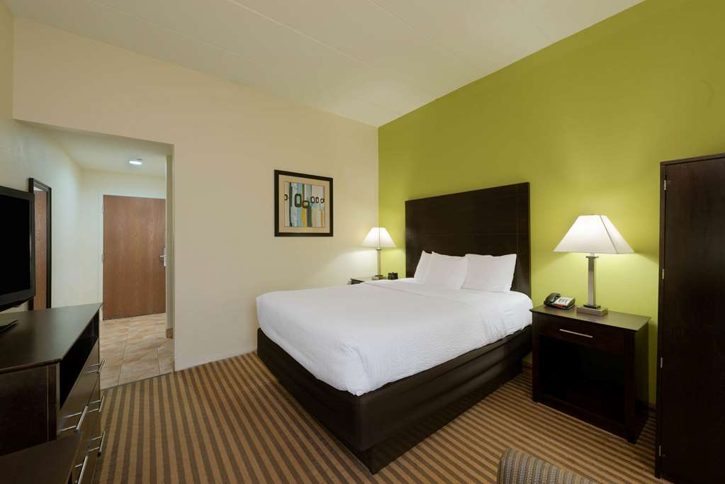 La Quinta Inn & Suites by Wyndham Columbus Grove City - photo 24