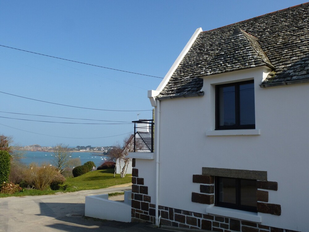 Cottage in Plougasnou Near Stunning Beaches — 4-Star Luxury Hotel in Plougasnou, France