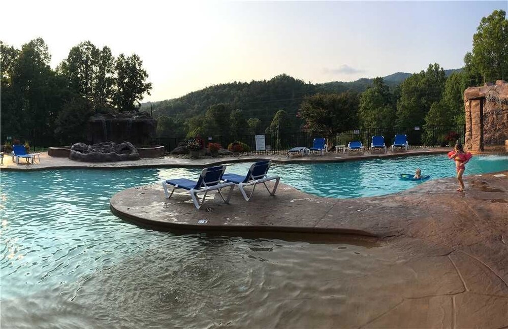 Easy As Pie Three Bedroom Cabin — 4-Star Luxury Hotel in Gatlinburg, United States