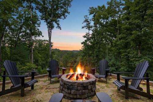 7 Min to DT Blue Ridge Hot Tub Fire Pit Sleeps 12 in Blue Ridge, United States