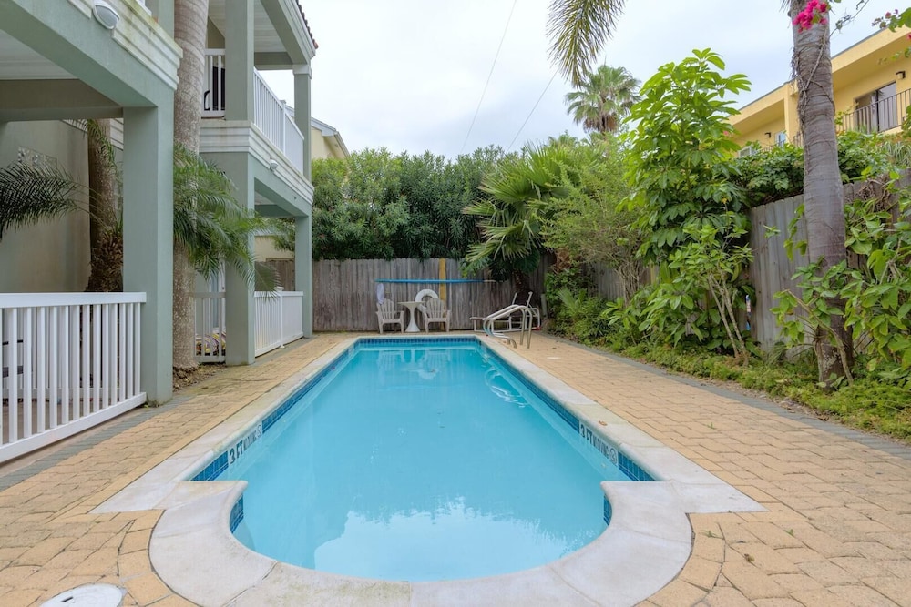 Sleeps 6 in a 4plex w Pool Only a Block to Beach — 4-Star Luxury Hotel in South Padre Island, United States