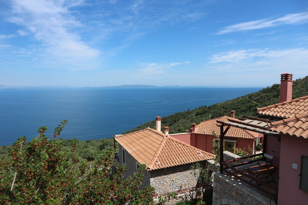Dio Escapes Houses — Leonidio — photo 2