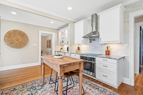 Luxurious Retreat in Historic Downtown Burlington Downstairs Only in Burlington, United States