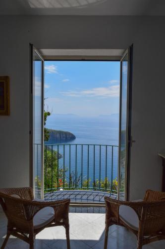 Il Giardino Selvatico Di Succellario Apartments — 4-Star Luxury Hotel in Ischia, Italy