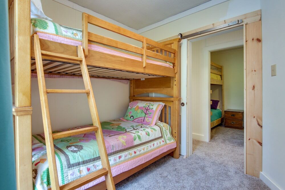 Lake Lure Getaway with Docks and Scenic Views — 4-Star Luxury Hotel in Lake Lure, United States