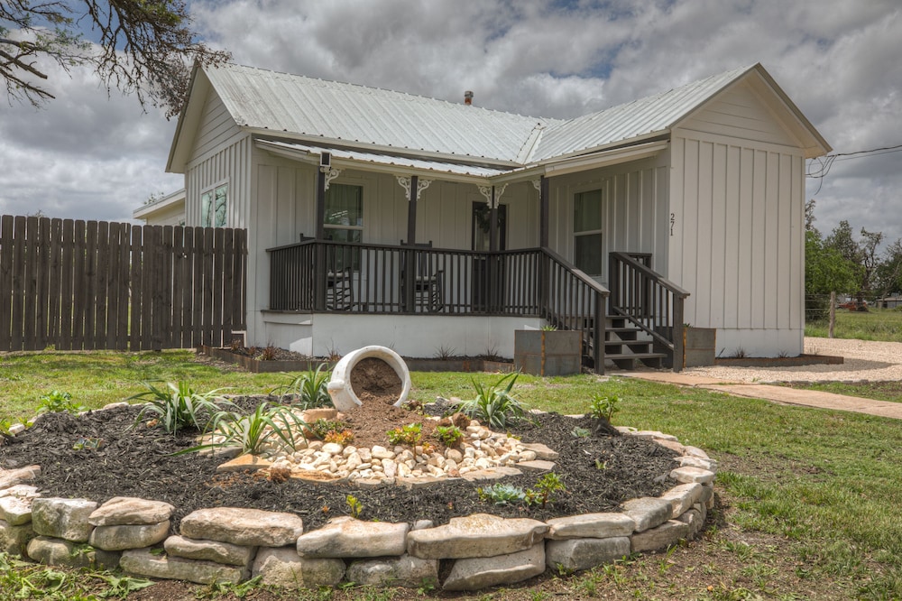 Stunning Haus With Hot Tub Grill And Fire Pit 19525180 — Harper