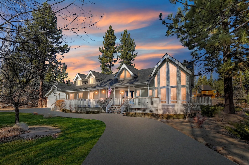 Lakefront Estate with Views and Hot tub in Big Bear Lake, United States