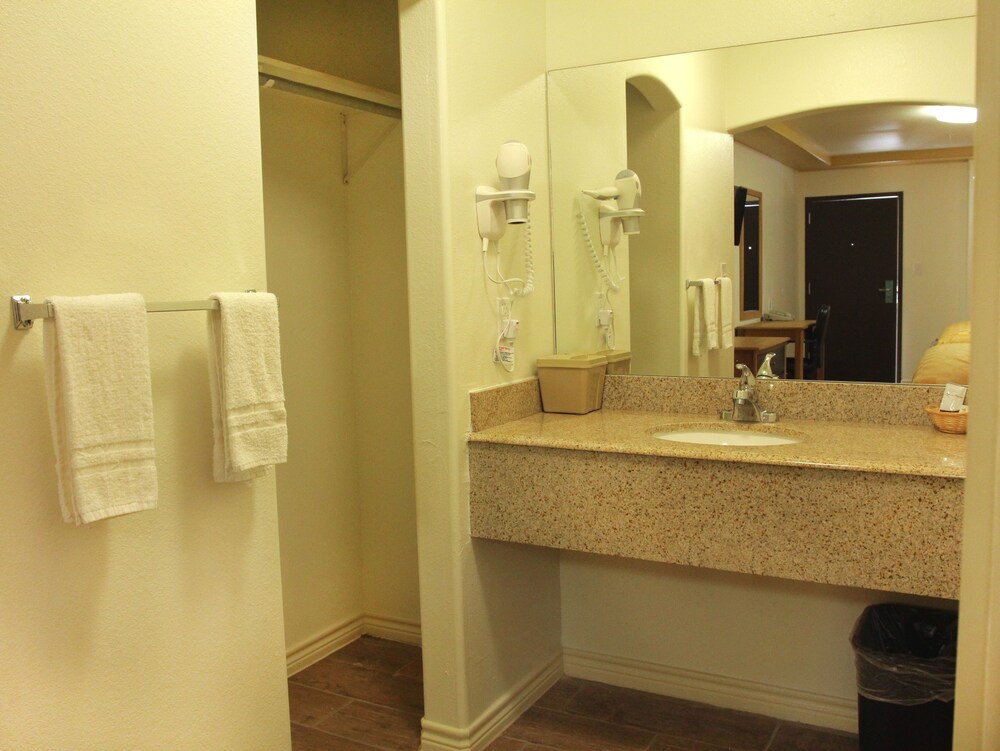 Maverick Inn - photo 7