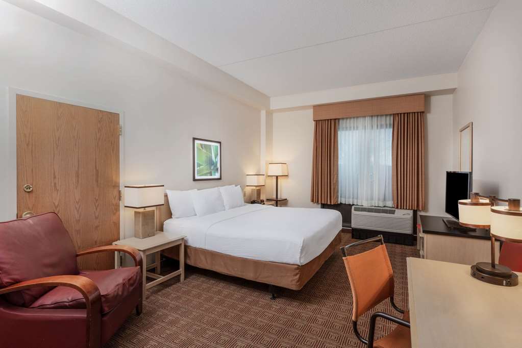 La Quinta Inn & Suites by Wyndham Garden City - photo 32