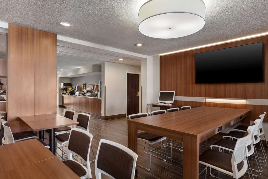Microtel Inn & Suites by Wyndham Tifton - photo 9