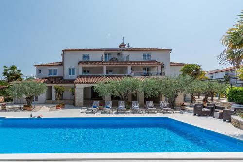 Villa Hope Apartments with Shared Pool — 4-Star Luxury Hotel in Porec, Croatia