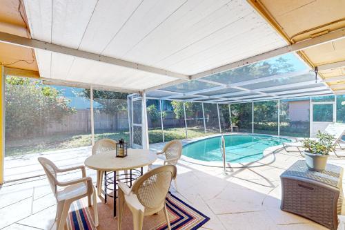 Balmy Breeze Hideaway — 4-Star Luxury Hotel in Redington Shores, United States