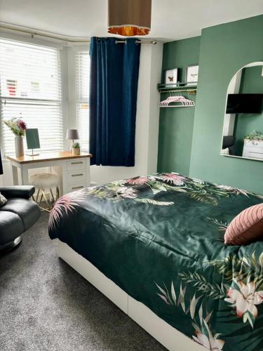 Stylish and Chic Seaside Apartment — 4-Star Luxury Hotel in Southend-On-Sea, United Kingdom