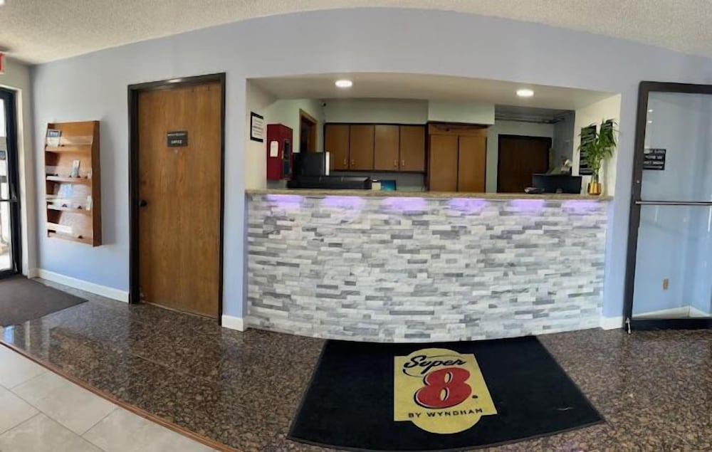 Super 8 by Wyndham Imlay City - photo 2