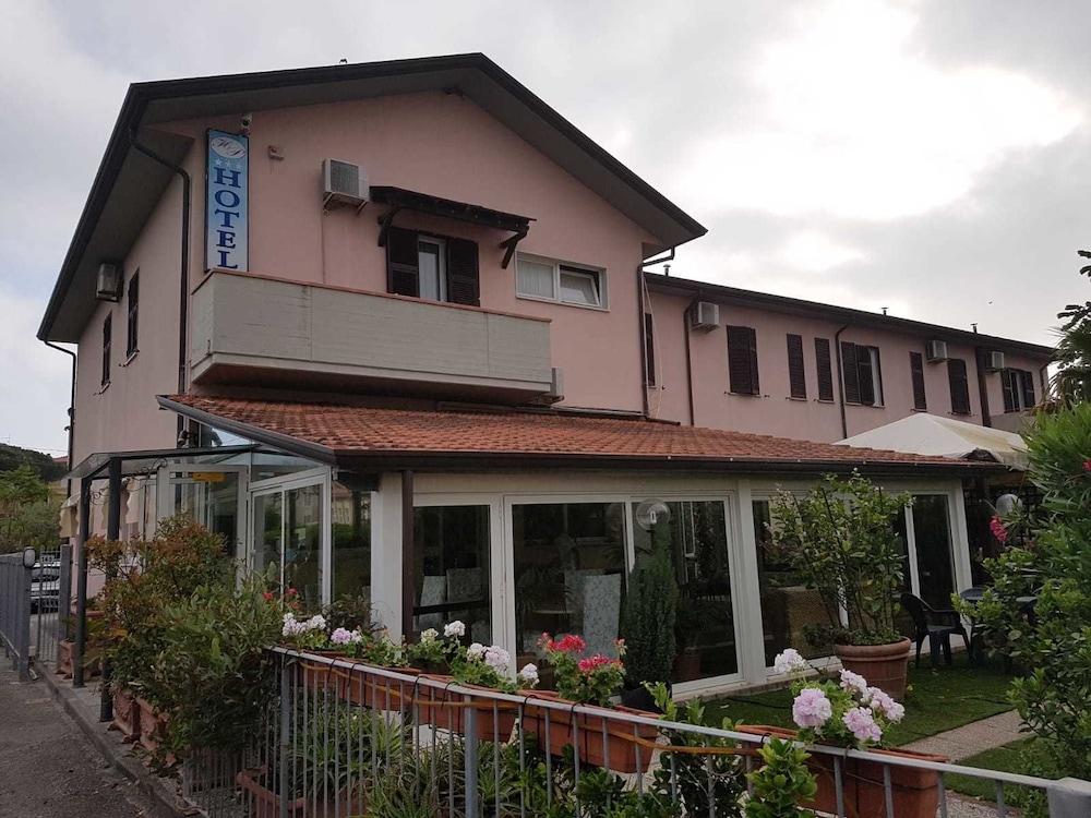 Hotel Patrizia — hotel in Massa