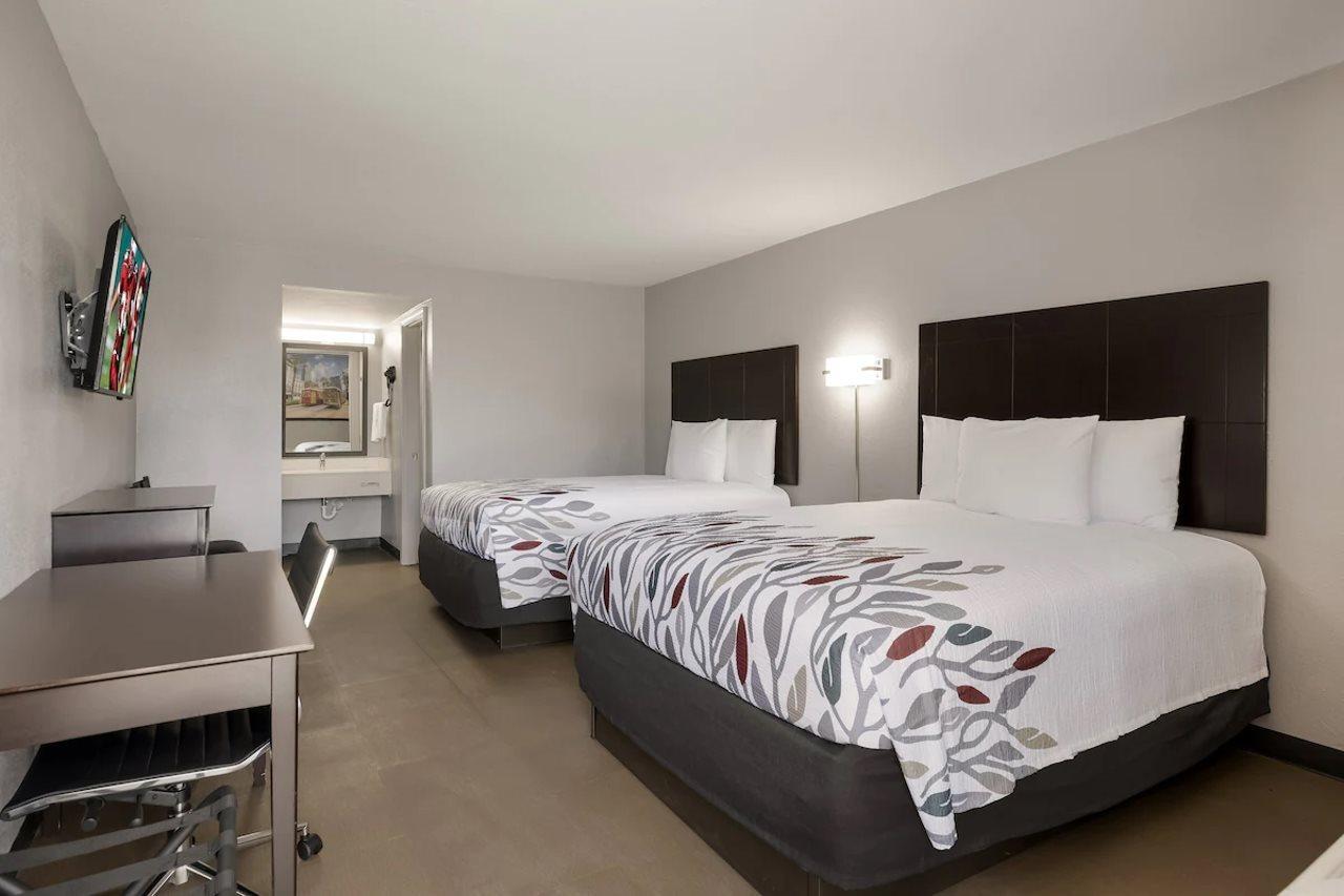 Econolodge Inn & Suites - photo 5