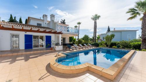 Bright 3 BDR Duplex House With Pool by LovelyStay — 4-Star Luxury Hotel in Carvoeiro, Portugal