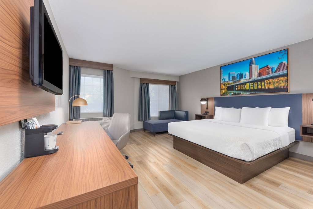 La Quinta Inn & Suites by Wyndham Dallas DFW Airport North - photo 21